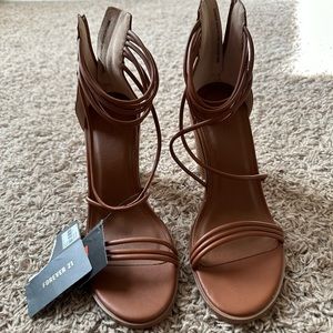 NWT Brown Criss Cross Strappy Heels (size 9)